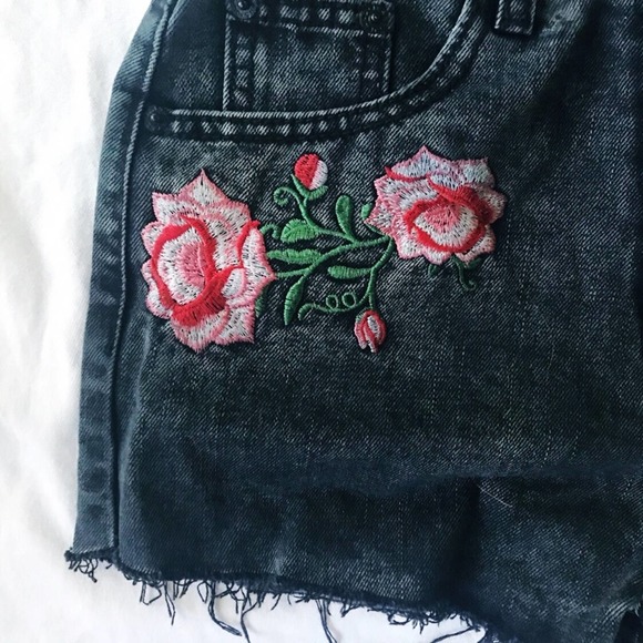 NEW Dolls Kill Wild Roar Fray Hem Embroidered Shorts - Picture 4 of 6